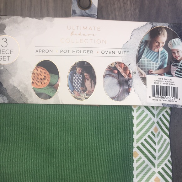 Holiday Ready 3 pc Set Apron/Oven Mitt/Potholder - Picture 4 of 5